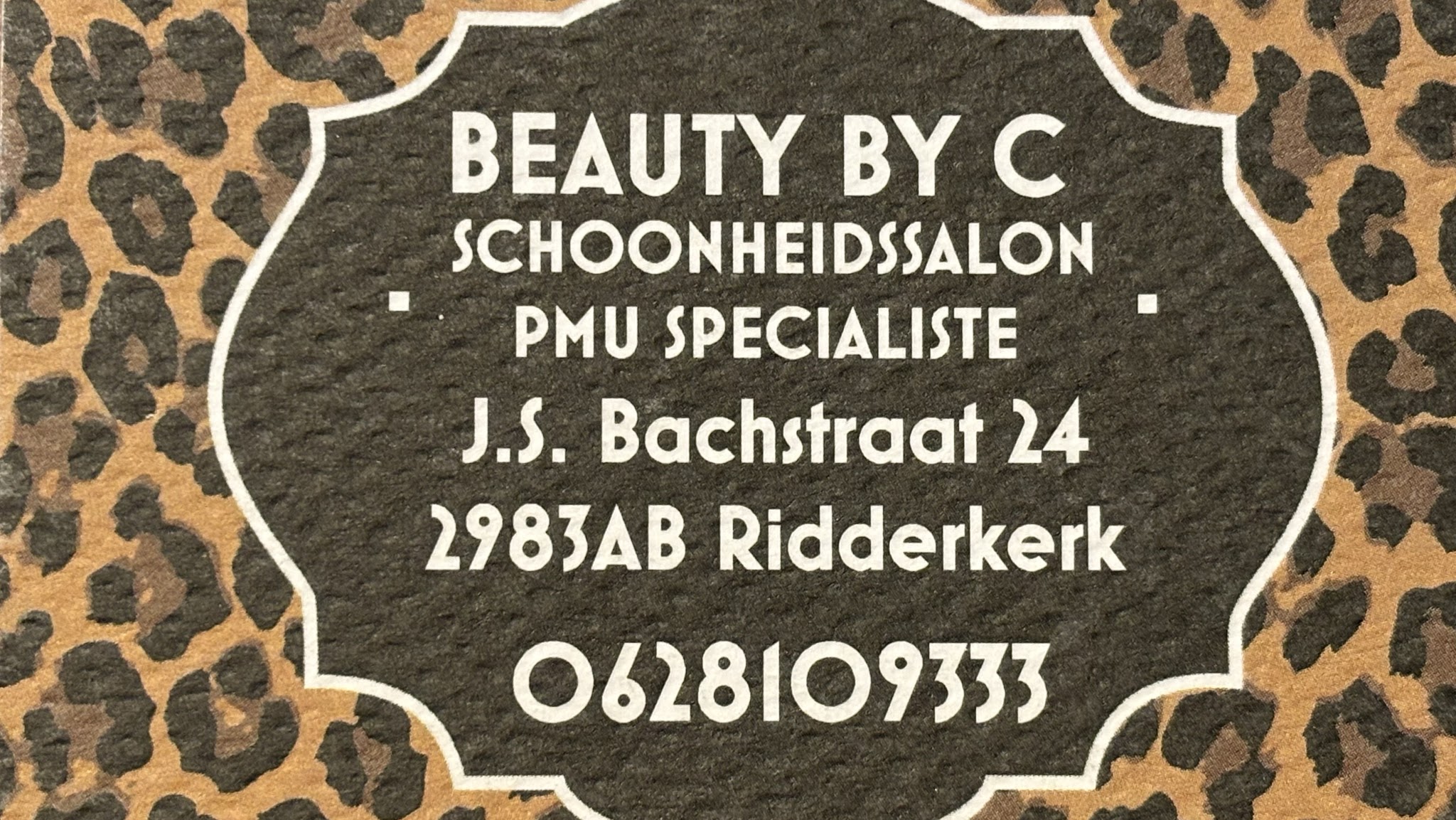 Het visitekaartje van Beauty by C met luipaardrand